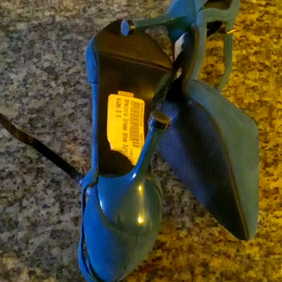 She & In heels - Picture 3 of 5